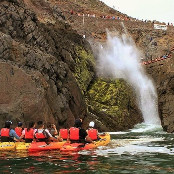 Practicar kayak cerca de la Bufadora